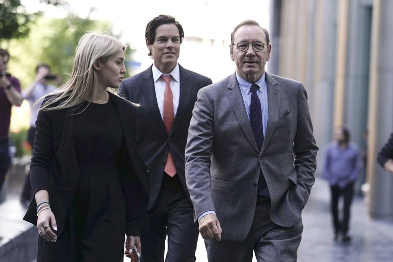 El actor Kevin Spacey camina afuera del Tribunal de la Corona en Southwark, Londres, el lunes 17 de julio de 2023. Elton John testificó brevemente el lunes para la defensa en el juicio por agresión sexual de Kevin Spacey cuando el abogado del actor intentó desacreditar a un hombre que afirmó que el ganador del Oscar lo tomó agresivamente por la entrepierna mientras conducía a un baile ofrecido por el cantante. (Jordan Pettitt/PA vía AP)
