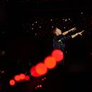 ARCHIVO - Chris Martin, vocalista de Coldplay, se presenta durante la gira mundial Music Of The Spheres de la banda en el estadio deportivo D. Y. Patil en Navi Mumbai, el sábado 18 de enero de 2025. (AP Foto/Rajanish Kakade, archivo)