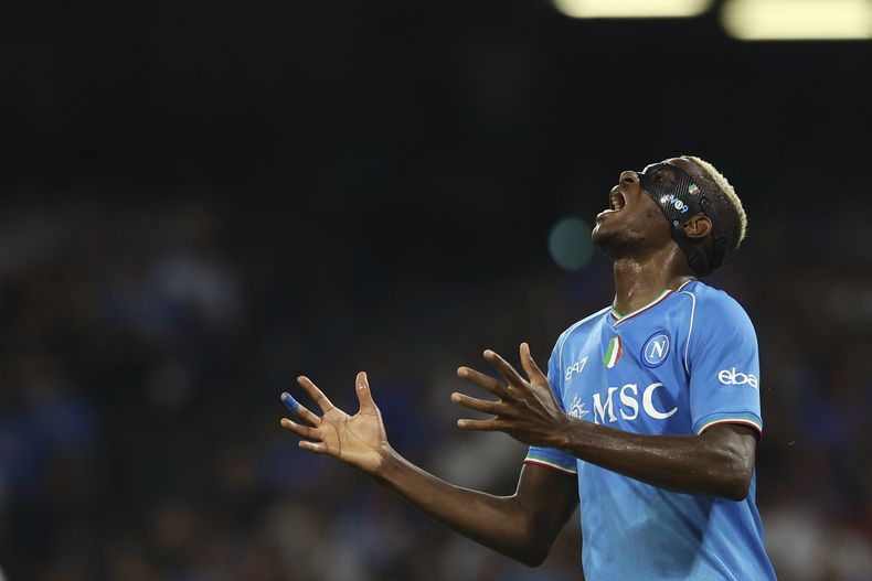 El delantero Victor Osimhen del Napoli durante el partido contra Udinese en la Serie A italiana, el miércoles 27 de septiembre de 2023, en Nápoles. (Alessandro Garofalo/LaPresse vía AP)