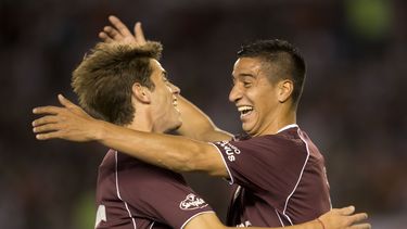 americateve | Diego Gonzalez (derecha), del Lan&uacute;s, celebra con su compa&ntilde;ero Lucas melano despu&eacute;s de anotar un tanto contra River Plate, en un partido de la Copa Sudamericana, realizado el mi&eacute;rcoles 6 de noviembre de 2013  (AP Foto/Eduardo Di