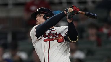 Austin Riley, de los Bravos de Atlanta, conecta un jonrón en el duelo del jueves 25 de mayo de 2023, ante los Filis de Filadelfia (AP Foto/John Bazemore)
