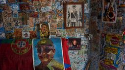 Imágenes de Raúl Castro, el Che Guevara y Jose Martí decoran una pared en una tienda de recuerdos en La Habana, el martes 2 de junio de 2026. (AP Foto/Ramón Espinosa)