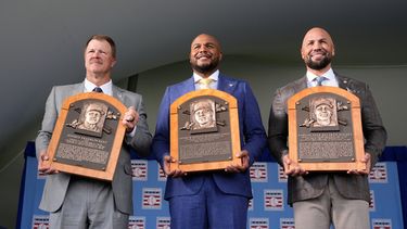 Jeff Kent, Andruw Jones y Carlos Beltran, los nuevos integrantes del Salón de la Fama del Béisbol posan con sus fotos durante la ceremonia de inducción en Cooperstown el domingo 26 de julio del 2026. (AP Foto/Seth Wenig)
