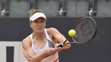 En foto del 10 de mayo del 2023, la ucraniana Elina Svitolina en acción en el encuentro ante su compatriota Lesia Tsurenko en el Abierto de Italia. El lunes 29 de mayo del 2023, Svitolina regresa a un Grand Slam tras año y medio fuera después de que dio a luz en octubre. (Fabrizio Corradetti/LaPresse via AP)