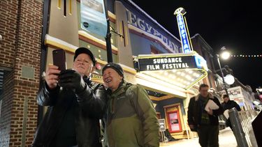 Kenneth Baran, izquierda, y Clement Chen posan para una selfie fuera del Egyptian Theatre antes del comienzo del Festival de Cine de Sundance el miércoles 17 de enero de 2024, en Park City, Utah. El Festival de Cine de Sundance se realizará del 18 al 28 de enero en Park City y Salt Lake City, Utah. (Foto AP/Chris Pizzello)