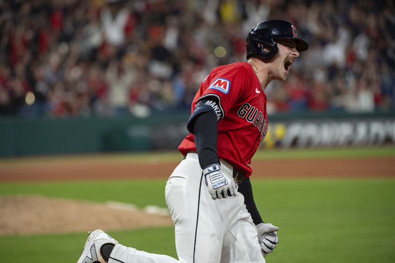 Kyle Manzardo, de los Guardianes de Cleveland, festeja su jonrón de dos carreras en el juego del sábado 30 de agosto de 2025, ante los Marineros de Seattle (AP Foto/Phil Long)