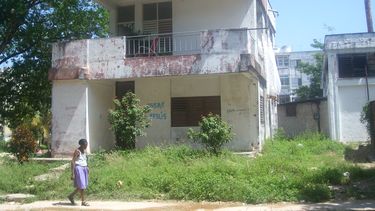 americateve | Cuba sigue exportando a sus médicos, a costa del servicio a la población. La falta de personal es tal que muchos consultorios están hoy cerrados.