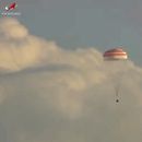 En esta imagen tomada de un video publicado por la corporación espacial Roscosmos, una cápsula espacial rusa Soyuz MS-23 desciende unos 150 kilómetros (90 millas) al sureste de la localidad kazaja de Zhezkazgan, Kazajistán, el miércoles 27 de septiembre de 2023. En la cápsula viajaban el astronauta de la NASA Frank Rubio, así como los cosmonautas de Roscosmos Sergey Prokopyev y Dmitri Petelin, que aterrizaron el miércoles en la estepa de Kazajistán. (Corporación espacial Roscosmos via AP)
