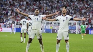 Jude Bellingham (izquierda) celebra su gol junto a Harry Kane en la victoria 2-1 ante Eslovaquia en los octavos de final de la Euro 2024, el domingo 30 de junio de 2024, en Gelsenkirchen, Alemania. (AP Foto/Matthias Schrader)
