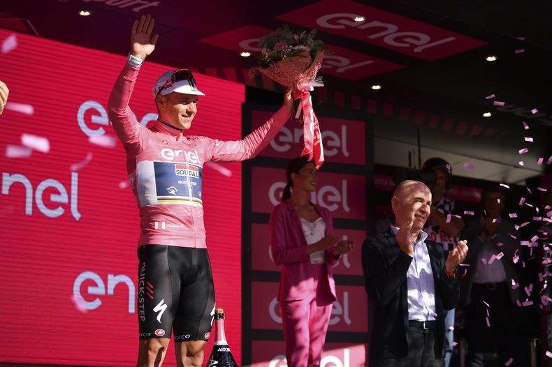 El ciclista belga Remco Evenepoel del equipo Soudal–Quick-Step celebra tras ganar la primera etapa del Giro de Italia entre la marina Fossacesia y Ortona el sábado 6 de mayo del 2023. (Massimo Paolone/LaPresse via AP)