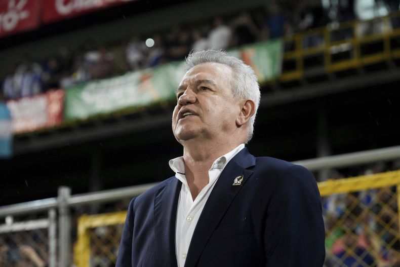 El entrenador de México, Javier Aguirre, canta el himno nacional previo al partido ante Honduras por la Liga de Naciones de la CONCACAF Nations en San Pedro Sula, Honduras, el viernes 15 de noviembre de 2024. (AP Foto/Moisés Castillo)