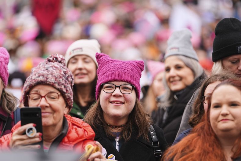 Un grupo de manifestantes se congrega en el parque Franklin antes de la Marcha del Pueblo, el sábado 18 de enero de 2025, en Washington. (AP Foto/Julio Cortez)