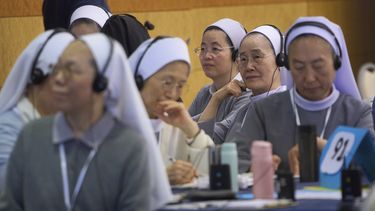Monjas participan en un congreso de casi 900 madres superioras de órdenes religiosas femeninas del mundo, el lunes 5 de mayo de 2025, en Roma. (AP Foto/Alessandra Tarantino)