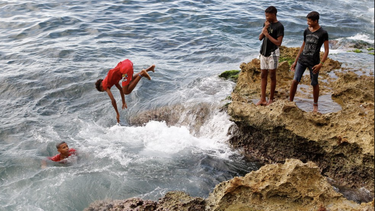 pese a la crisis economica el gobierno cubano multa a 1.700 personas en la habana por banarse en la playa
