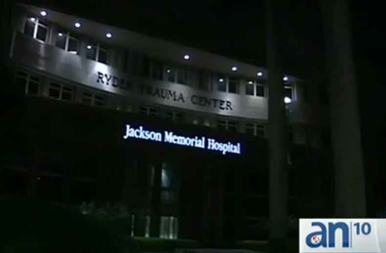 El joven hispano que recibió varios disparos durante un asalto en su casa, corre peligro de quedar inválido.