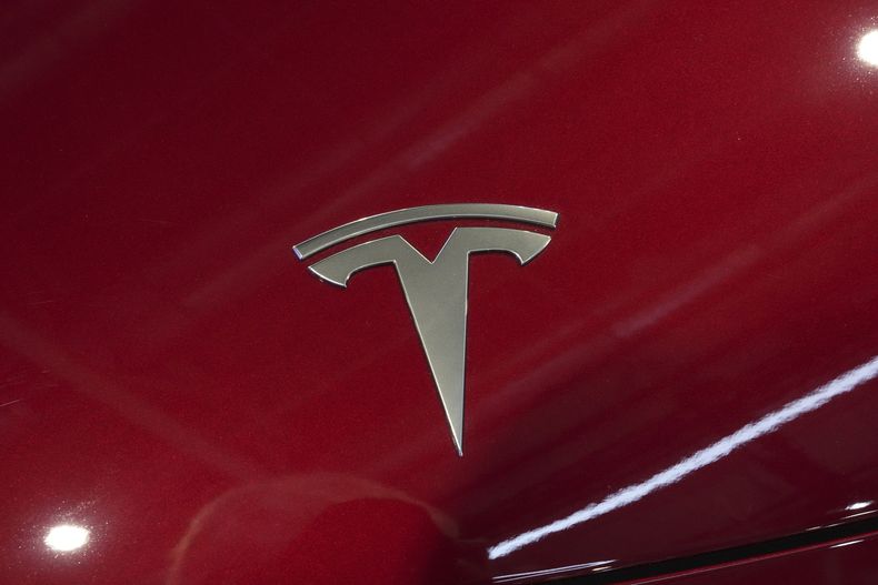 ARCHIVO - El logotipo de coches Tesla en el Salón del Automóvil de París, el 14 de octubre de 2024. (AP foto/Michel Euler, archivo)