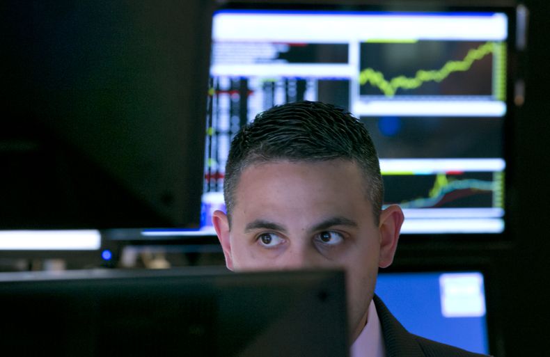 El corredor de bolsa Michael Cacace labora en el piso de la Bolsa de Valores de Nueva York el martes 5 de agosto de 2014. (Foto AP/Richard Drew)