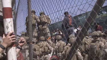 ARCHIVO - En esta imagen de un video tomado por el Departamento de Defensa se ven infantes de marina de Estados Unidos en la Puerta Abbey antes de que un atacante suicida se inmolara ante el aeropuerto internacional de Hamid Karzai el 26 de agosto de 2021 en Kabul, Afganistán. (Departamento de Defensa via AP, Archivo)