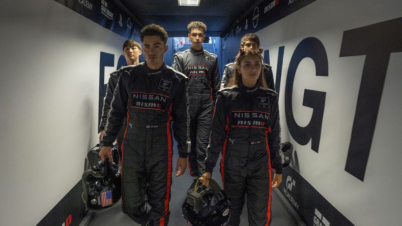 En esta imagen proporcionada por Sony Pictures, Sang Heon Lee, de izquierda a derecha, Darren Barnet, Archie Madekwe, Emelia Hartford y Pepe Barroso en una escena de Gran Turismo. (Gordon Timpen/Sony Pictures vía AP)