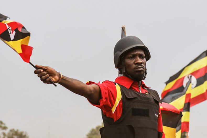 ARCHIVO - El candidato presidencial de la oposición de Uganda, Robert Kyagulanyi Ssentamu, conocido como Bobi Wine, saluda a sus partidarios en un mitin de campaña electoral en Mukono, Uganda, el viernes 9 de enero de 2026. (Foto AP/Hajarah Nalwadda, archivo)