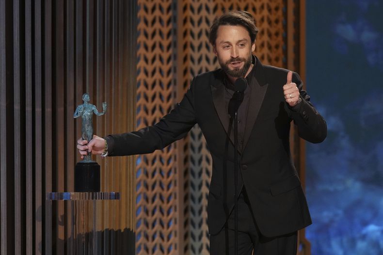 Kieran Culkin recibe el premio a mejor actor de reparto por A Real Pain en la 31ª edición anual de los Premios SAG el domingo 23 de febrero de 2025 en el Shrine Auditorium de Los Ángeles. (Foto AP/Chris Pizzello)