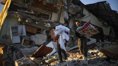 Siguen rescates tras un sismo que deja más de 41.000 muertos