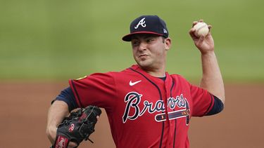 El abridor de los Bravos de Atlanta Jared Shuster lanza en la primera entrada del encuentro ante los Rockies de Colorado el viernes 16 de junio del 2023. (AP Foto/John Bazemore)