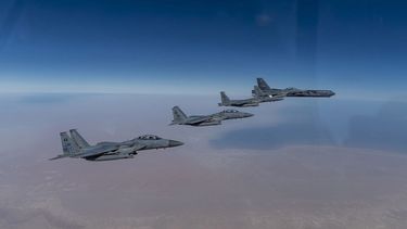 la administracion de biden detiene la venta de armas a arabia saudita y emiratos arabes unidos