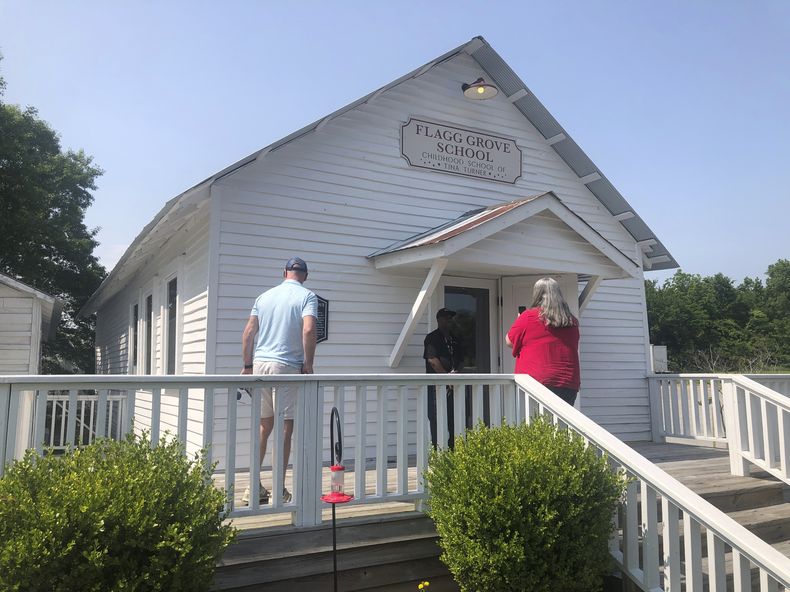 La escuela Flagg Grove, la escuela de la infancia de Tina Turner, en el West Tennessee Delta Heritage Center el miércoles 24 de mayo de 2023, en Brownsville, Tennessee. Turner, la imparable cantante y actriz intérprete de Whats Love Got to Do With It, murió el miércoles los 83 años en su casa en Küsnacht, cerca de Zúrich, Suiza. (Foto AP/Adrian Sainz)