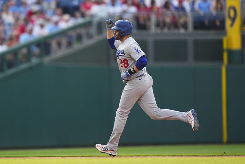 J.D. Martínez, de los Dodgers de Los Ángeles, recorre las bases luego de batear un jonrón en el juego del sábado 10 de junio de 2023, ante los Filis de Filadelfia (AP Foto/Matt Rourke)