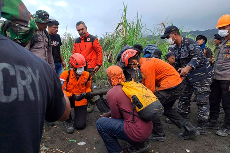 En esta imagen publicada por la Agencia Nacional Indonesia de Búsqueda y Rescate (BASARNAS), rescatistas cargan el cuerpo de una víctima de la erupción del monte Dukono, en la isla de Halmahera, Indonesia, el sábado 9 de mayo de 2026. (BASARNAS via AP)