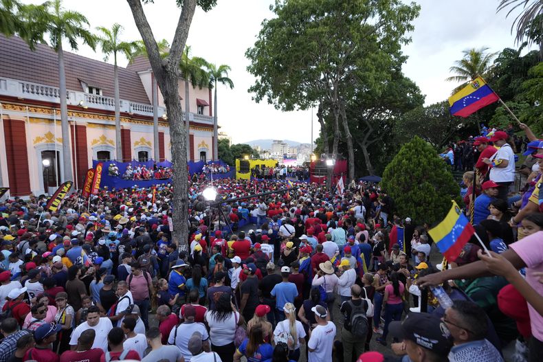 Partidarios del presidente Nicolás Maduro se reúnen para una manifestación gubernamental en Caracas, Venezuela, el sábado 3 de agosto de 2024. (AP Foto/Matías Delacroix)