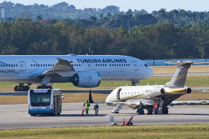 Un avión de Turkish Airlines se prepara para despegar en el Aeropuerto Internacional José Martí, el lunes 9 de febrero de 2026, en La Habana, Cuba. (AP Foto/Ramón Espinosa)