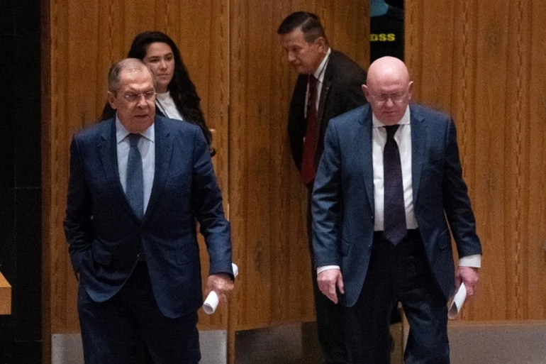 El ministro de Asuntos Exteriores de Rusia, Sergei Lavrov (izq.), llega a una reunión del Consejo de Seguridad sobre la invasión rusa de Ucrania en las Naciones Unidas. (Foto de Bryan R. Smith / AFP)