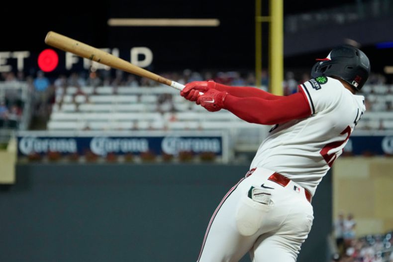 Royce Lewis, de los Mellizos de Minnesota, batea un triple remolcador ante los Reales de Kansas City el martes 28 de julio de 2026 (AP Foto/Joseph Scheller)