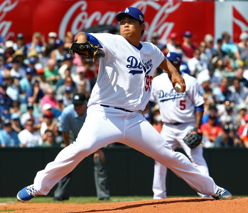Ryu Hyun-jin, de los Dodgers de Los Angeles, lanza contra un rival de los Diamondbacks de Arizona en el segundo partido entre ambos conjuntos en el estadio de Cricket de Sidney, Australia, el domingo 23 de marzo de 2014. Los Dodgers ganaron 7-5 el partido