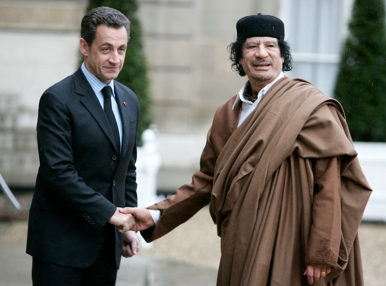 ARCHIVO – El presidente francés Nicolas Sarkozy, izquierda, saluda al líder libio Moammar Gadafi a su llegada el 10 de diciembre de 2007 al Palacio del Elíseo, en París. (AP Foto/Francois Mori, Archivo)