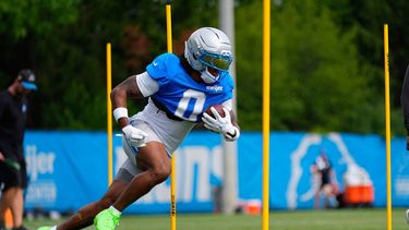 Jahmyr Gibbs, running back de los Lions de Detroit, realiza un ejercicio en el campamento de entrenamiento del equipo de la NFL, el viernes 7 de agosto de 2026, en Allen Park, Michigan. (AP Foto/Paul Sancya)