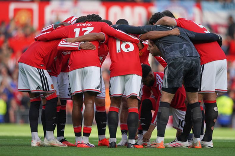 Los jugadores de Manchester United previo al partido contra Manchester City en la Liga Premier, el domingo 13 de septiembre de 2026, en Manchester. (AP Foto/Ian Hodgson)