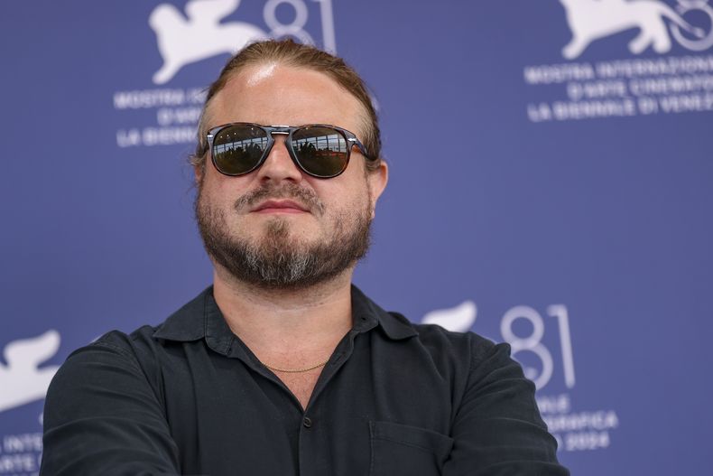 El director Brady Corbet posa en la sesión fotográfica de la película The Brutalist durante la 81ª edición del Festival de Cine de Venecia en Venecia, Italia, el domingo 1 de septiembre de 2024. (Foto Vianney Le Caer/Invision/AP)
