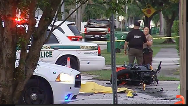 aparatoso accidente en kendall deja a un motociclista muerto