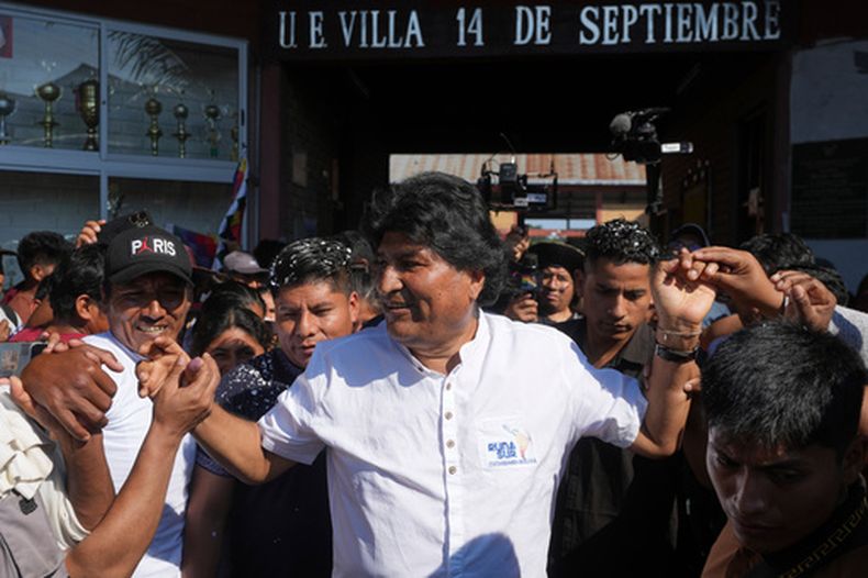 ARCHIVO - El expresidente Evo Morales saluda a sus seguidores tras votar en las elecciones en Villa 14 de Septiembre, región de Chapare, Bolivia, el domingo 17 de agosto de 2025. (AP Foto/Jorge Sáenz, Archivo)