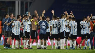 Argentina ya piensa en era post Messi y cita juveniles