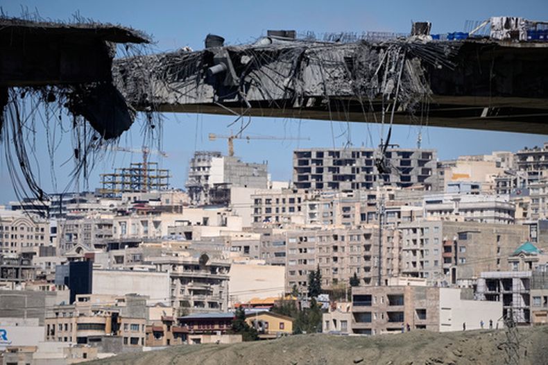 Un puente alcanzado por bombardeos estadounidenses en la víspera, visto en la localidad de Karaj, al oeste de Teherán, Irán, el 3 de abril de 2026. (AP Foto/Vahid Salemi)