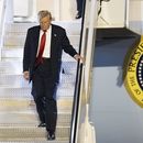 El presidente Donald Trump desciende del avión presidencial el viernes 14 de marzo de 2025 en el Aeropuerto Internacional de Palm Beach, en Florida. (AP Foto/Manuel Balce Ceneta)