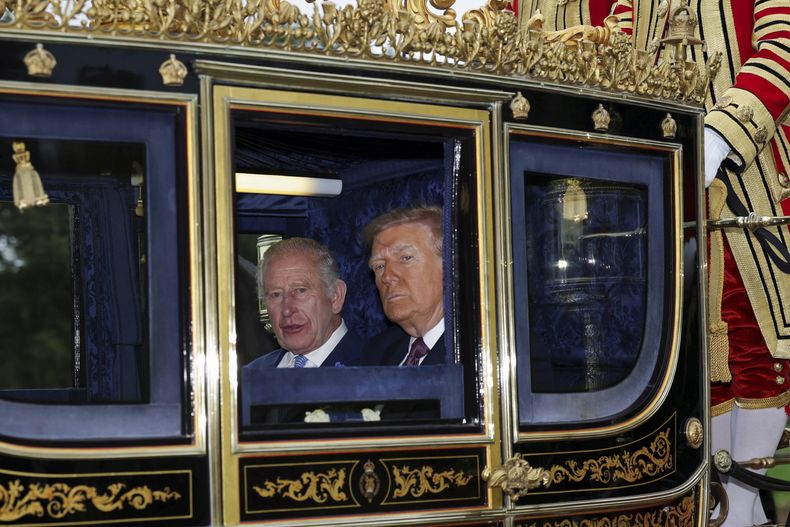 El rey Carlos III de Inglaterra y el presidente de Estados Unidos, Donald Trump, se sientan en un carruaje durante una procesión por el castillo de Windsor en Windsor, Inglaterra, el miércoles 17 de septiembre de 2025. (Toby Melville/Pool foto via AP)