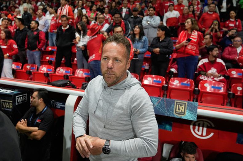 ARCHIVO - Marc Dos Santos, entrenador del Los Angeles FC de Estados Unidos, permanece de pie en el banquillo antes del partido de vuelta de las semifinales de la Copa de Campeones de la CONCACAF contra el Toluca de México, en Toluca, México, el 6 de mayo de 2026. (Foto AP/Fernando Llano, archivo)