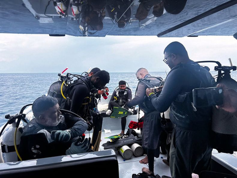 Esta imagen publicada por la oficina de medios de la presidencia de Maldivas, muestra a los buzos preparándose para buscar a cuatro buzos italianos desaparecidos cerca de la isla Alimathaa, atolón Vaavu, Maldivas, el 15 de mayo de 2026. (Foto, oficina de medios de la presidencia de Maldivas vía AP)