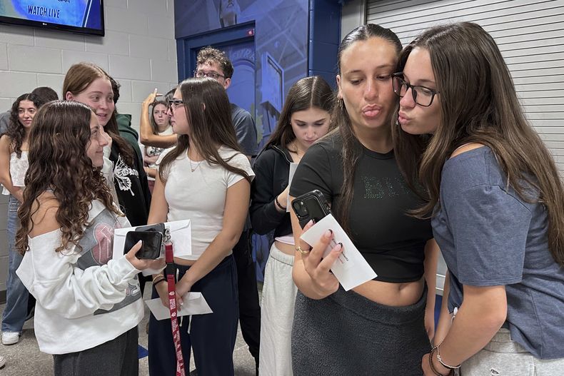 Las hermanas gemelas Emma Leibowitz, izquierda, y Kayla Leibowitz participan en un ensayo de la ceremonia de graduación de la secundaria John F. Kennedy de Plainview-Old Bethpage en la Universidad Hofstra, el martes 17 de junio de 2025, en Hempstead, Nueva York. (AP Foto/Philip Marcelo)