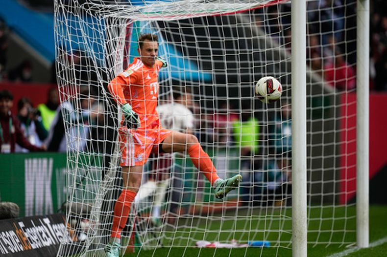 El portero del Bayern Munich Manuel Neuer reacciona después de que Robin Fellhauer del Augsburg abriera el marcador en el encuentro de la Bundesliga el sábado 10 de octubre del 2026. (AP Foto/Matthias Schrader)